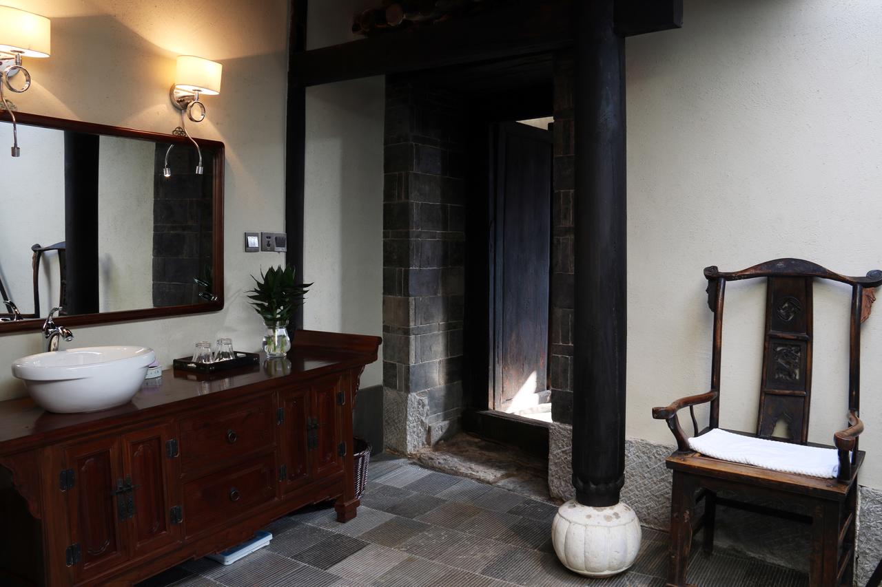 Jianshui Xiu Ju Xian TIng Guesthouse, dlx king room - bathroom