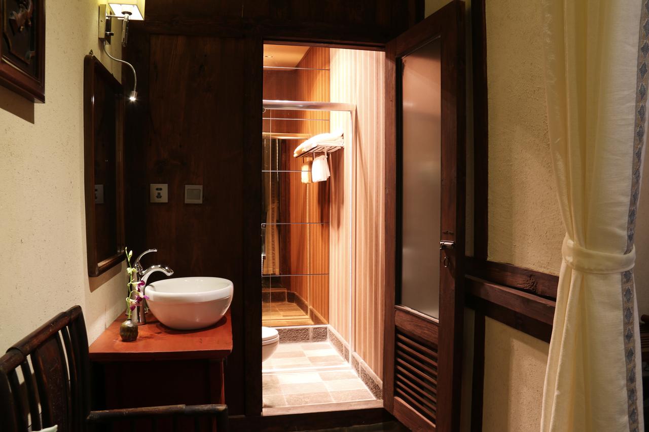 Jianshui Xiu Ju Xian TIng Guesthouse, dlx queen room - bathroom